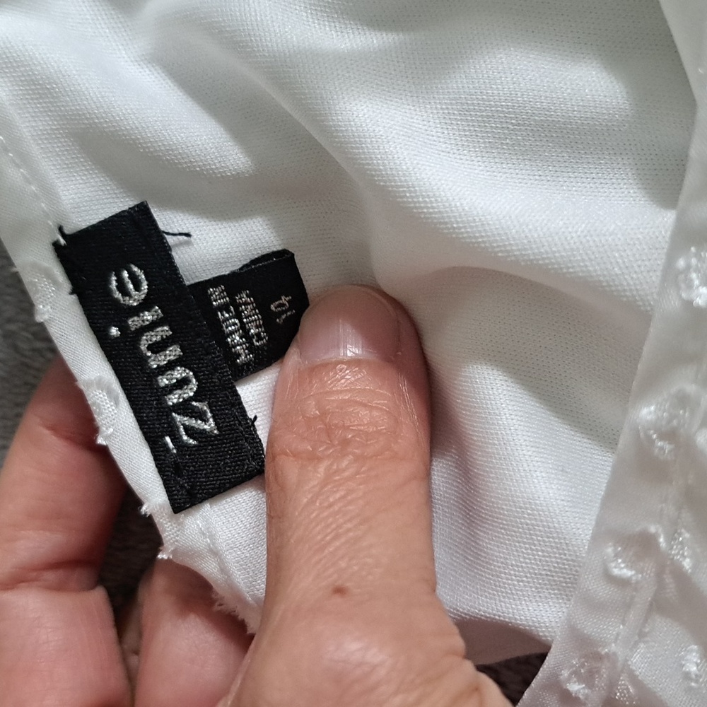 Zunie White Dress with Delicate Details - Picture 5 of 7